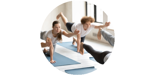 gente en clase de yoga