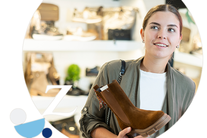 mujer comprando zapatos