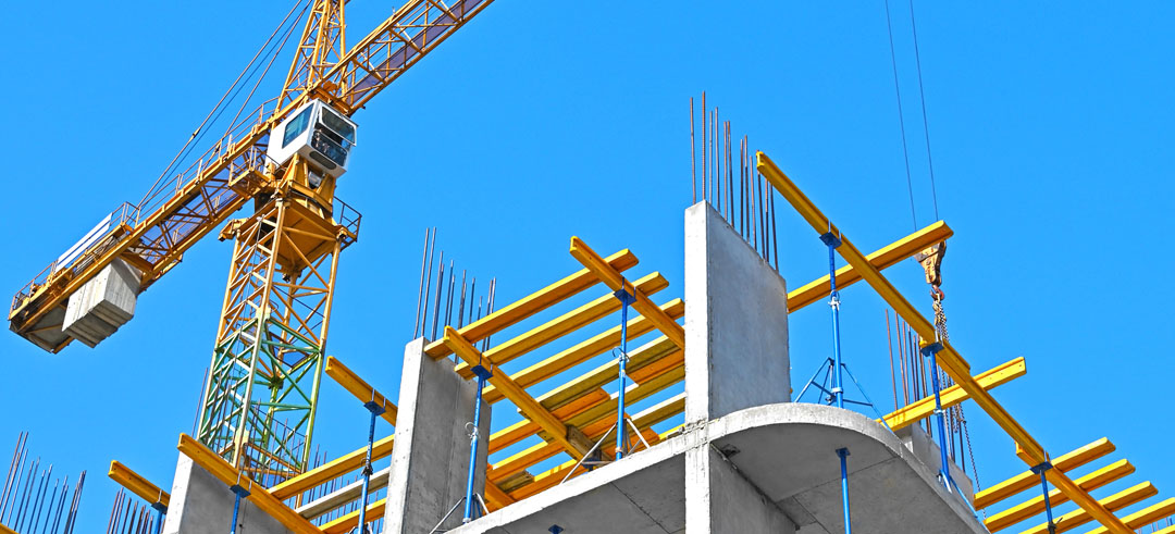 Construcción de un edificio con andamios y una grúa