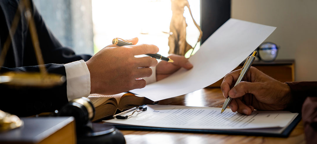 Firma de documentos entre dos personas