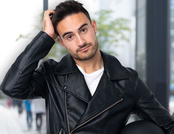 Motociclista con gesto dudoso sobre su moto