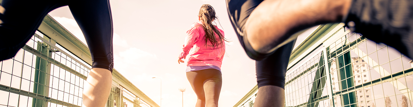 Personas corriendo en grupo