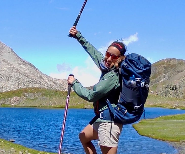colaboradora Zurich feliz de excursión a un lago