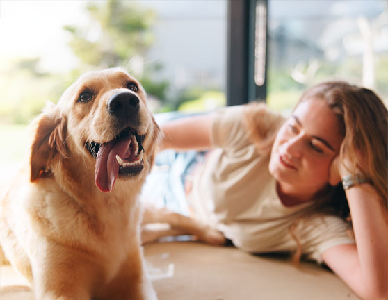 Mujer acariciando a su perro