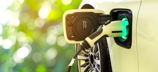 coche recargando mediante enchufe