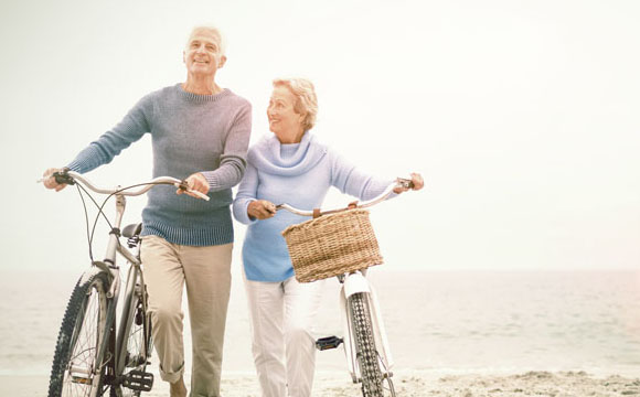 pareja senior paseando con bicis