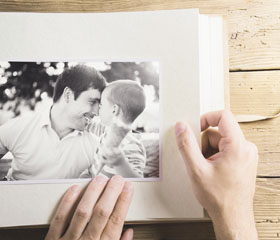 Álbum de fotos que muestra a un padre con su hijo en blanco y negro